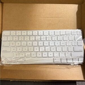 Apple Wireless White Keyboard